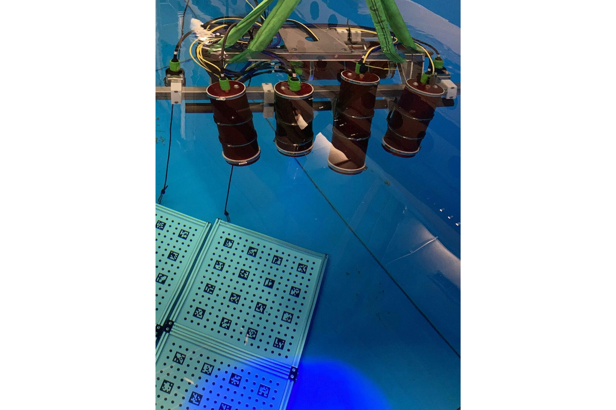 Das Sensorsystem goDEEP3D während der insitu-Kalibrierung mittels speziell entwickelter Unter-Wasser Kalibrierobjekte im Klarwasserbecken.