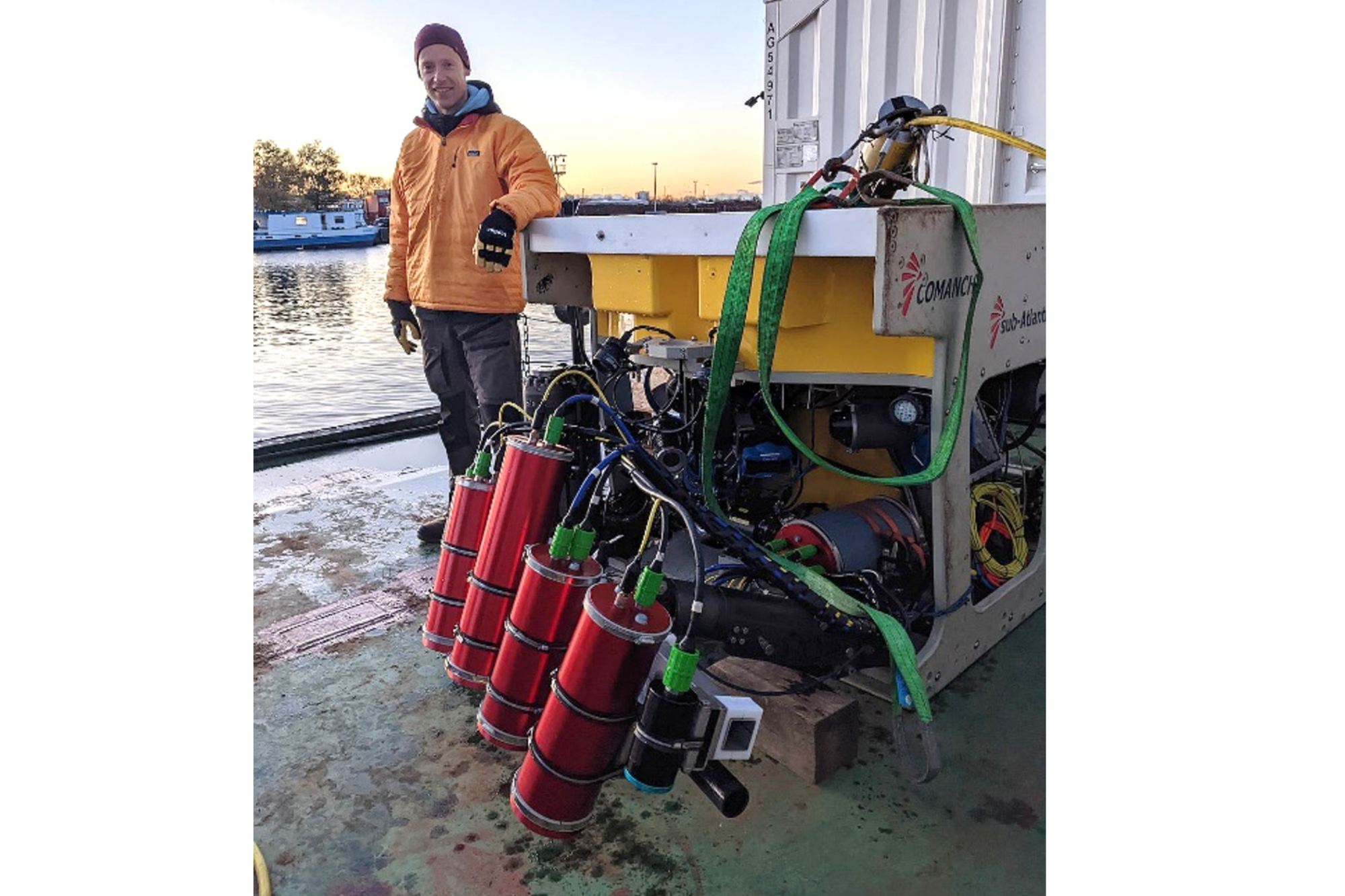 Der goDEEP3D Sensor (rot, im Vordergrund), einsatzfähig montiert an einem Unterwasser-ROV, während der Fahrt zur Erprobung im Unterwassertestfeld.