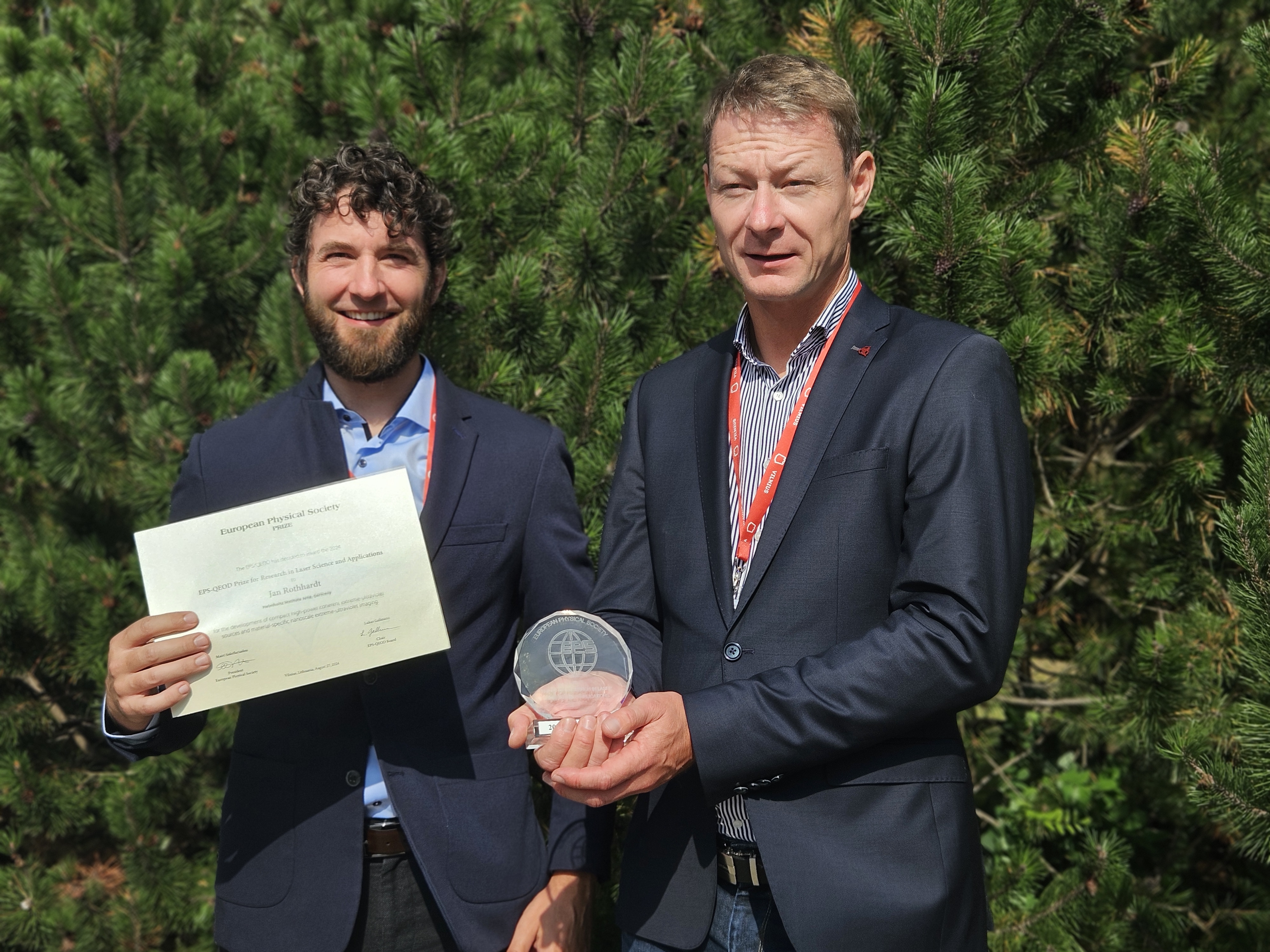 Prof. Jens Limpert und Dr. Jan Rothhardt halten die Auszeichnung in der Hand.