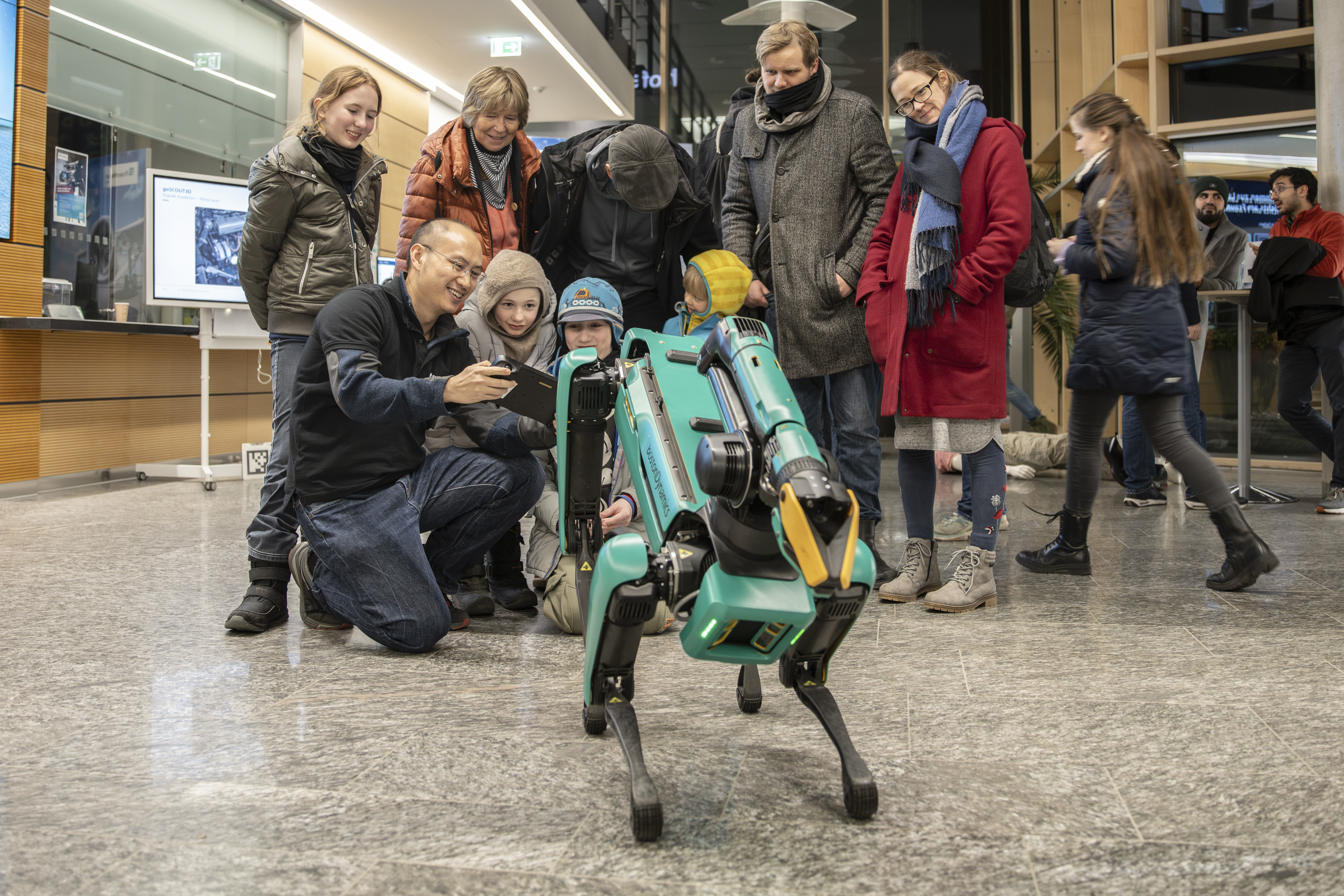 Menschentraube vor Roboterhund