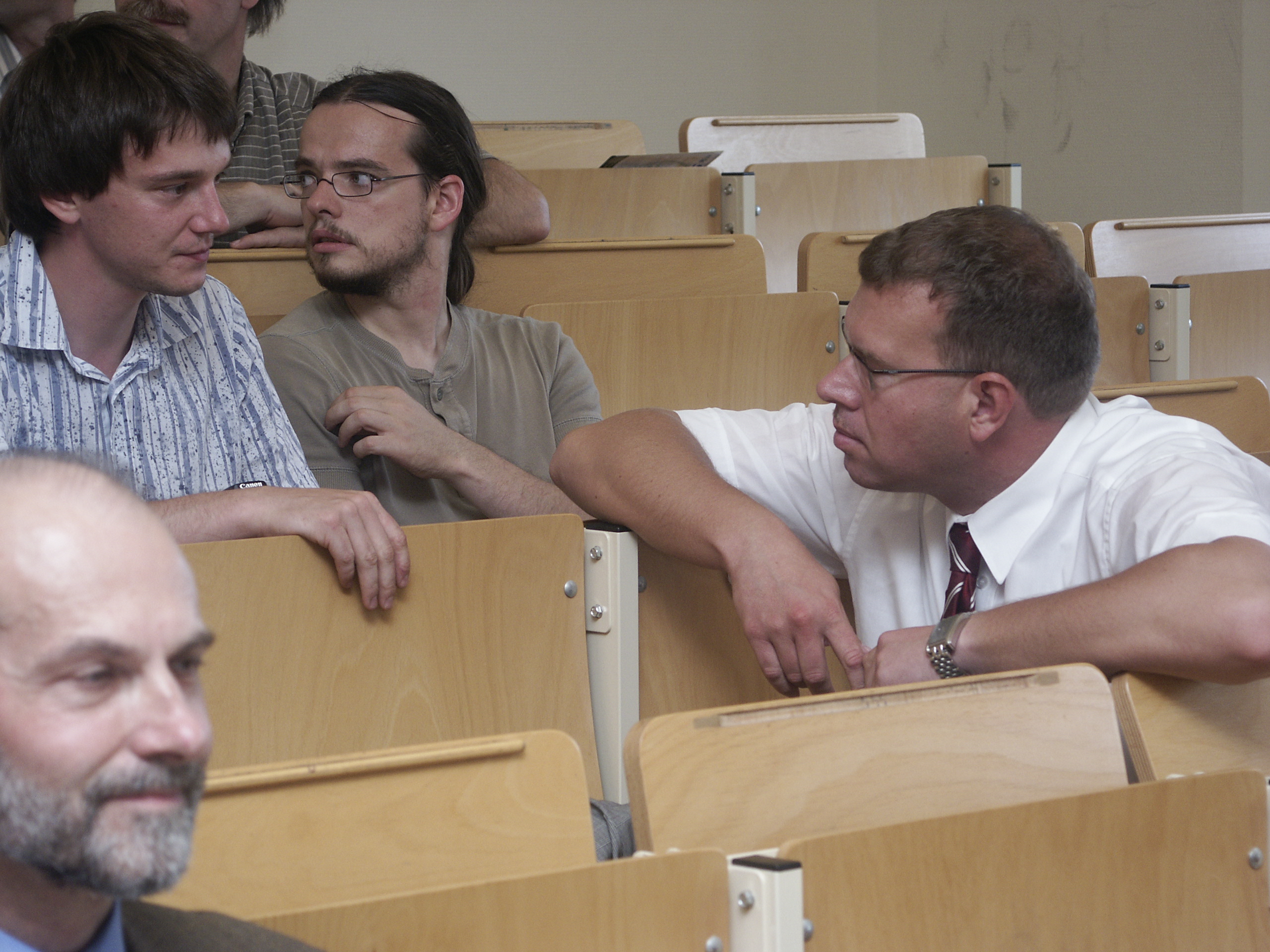 Always in dialogue and exchange: Andreas Tünnermann in the 2000s in a conversation with colleagues. 