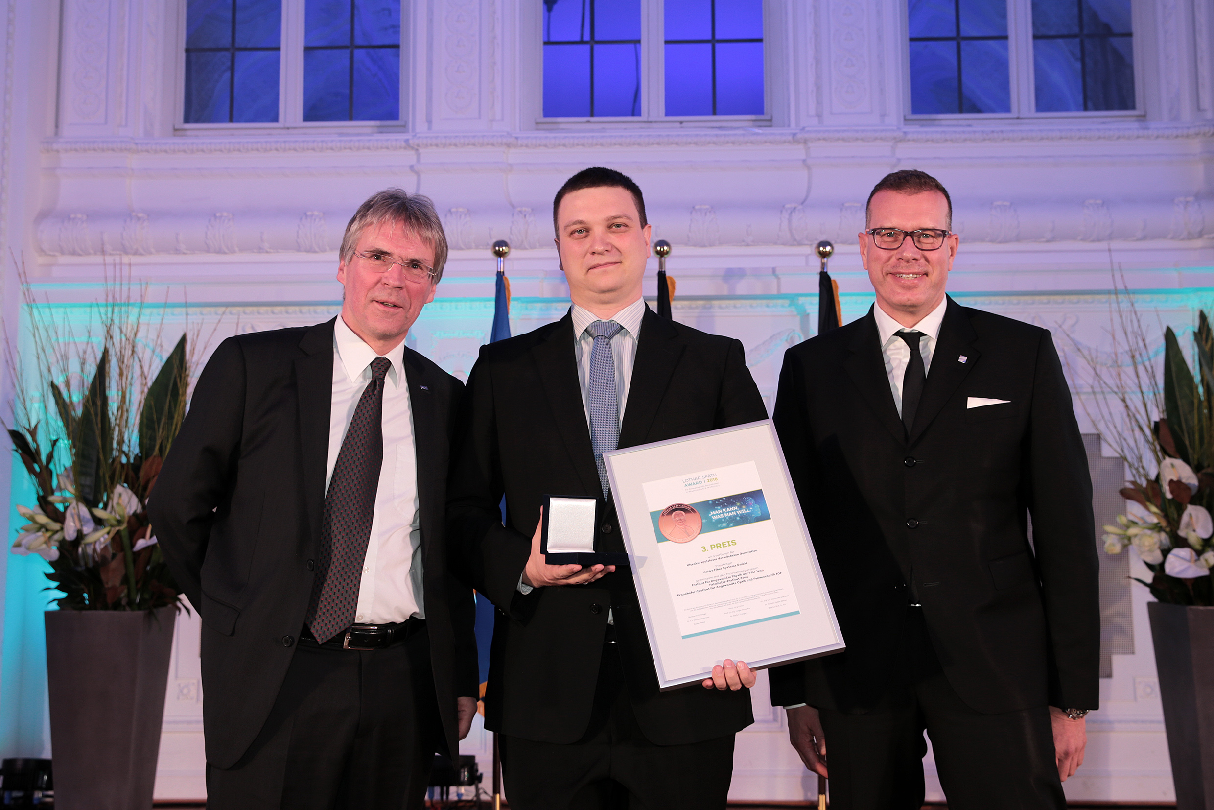  Company founders with the necessary &quot;entrepreneurial gene&quot;: One example is the spin-off Active Fiber Systems GmbH, which was awarded the Lothar Späth Award in 2008 in cooperation with partners from Jena. The award was presented by Holger Hanselka (left), now president of the Fraunhofer-Gesellschaft.