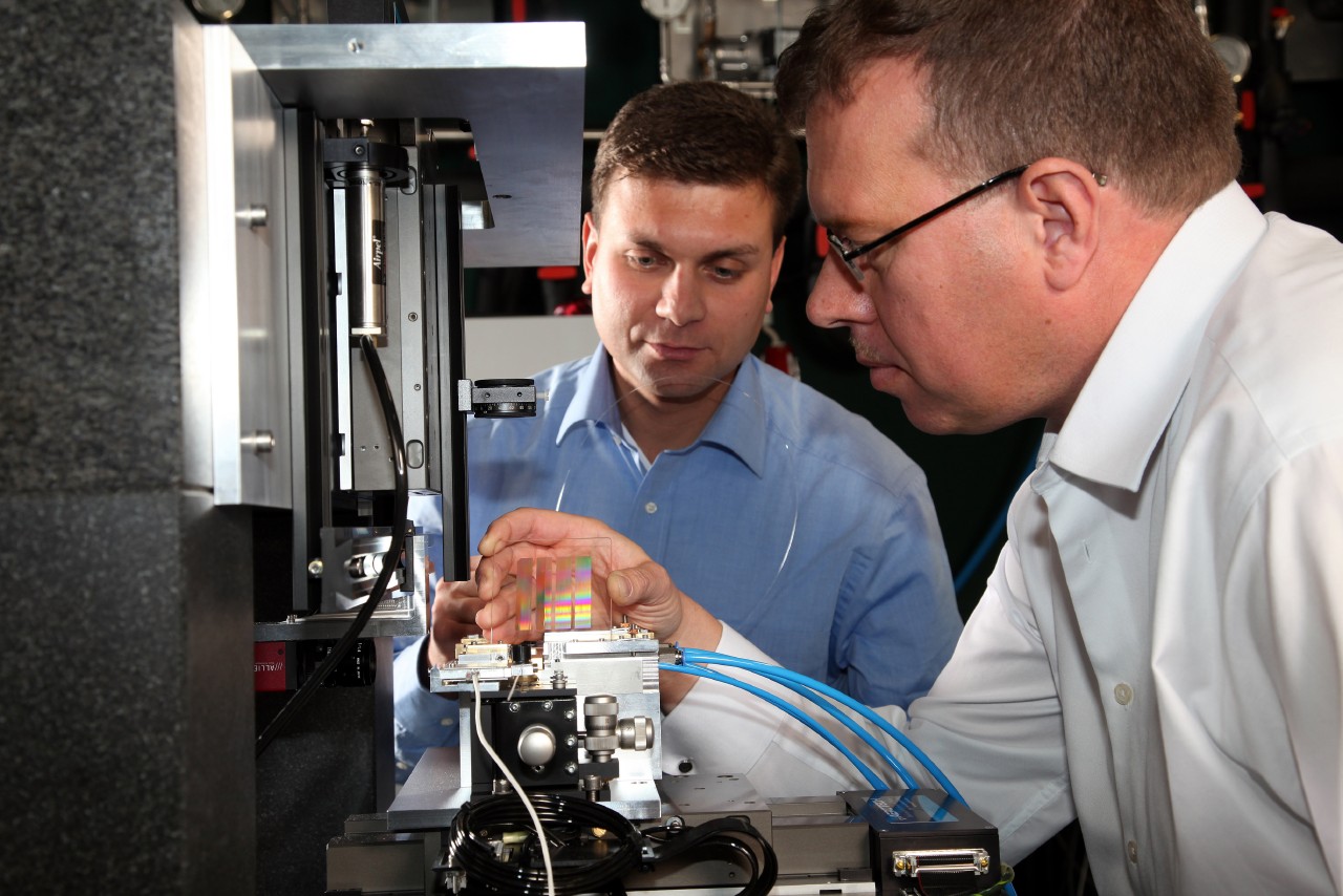 Andreas Tünnermann together with a colleague in the lab. 