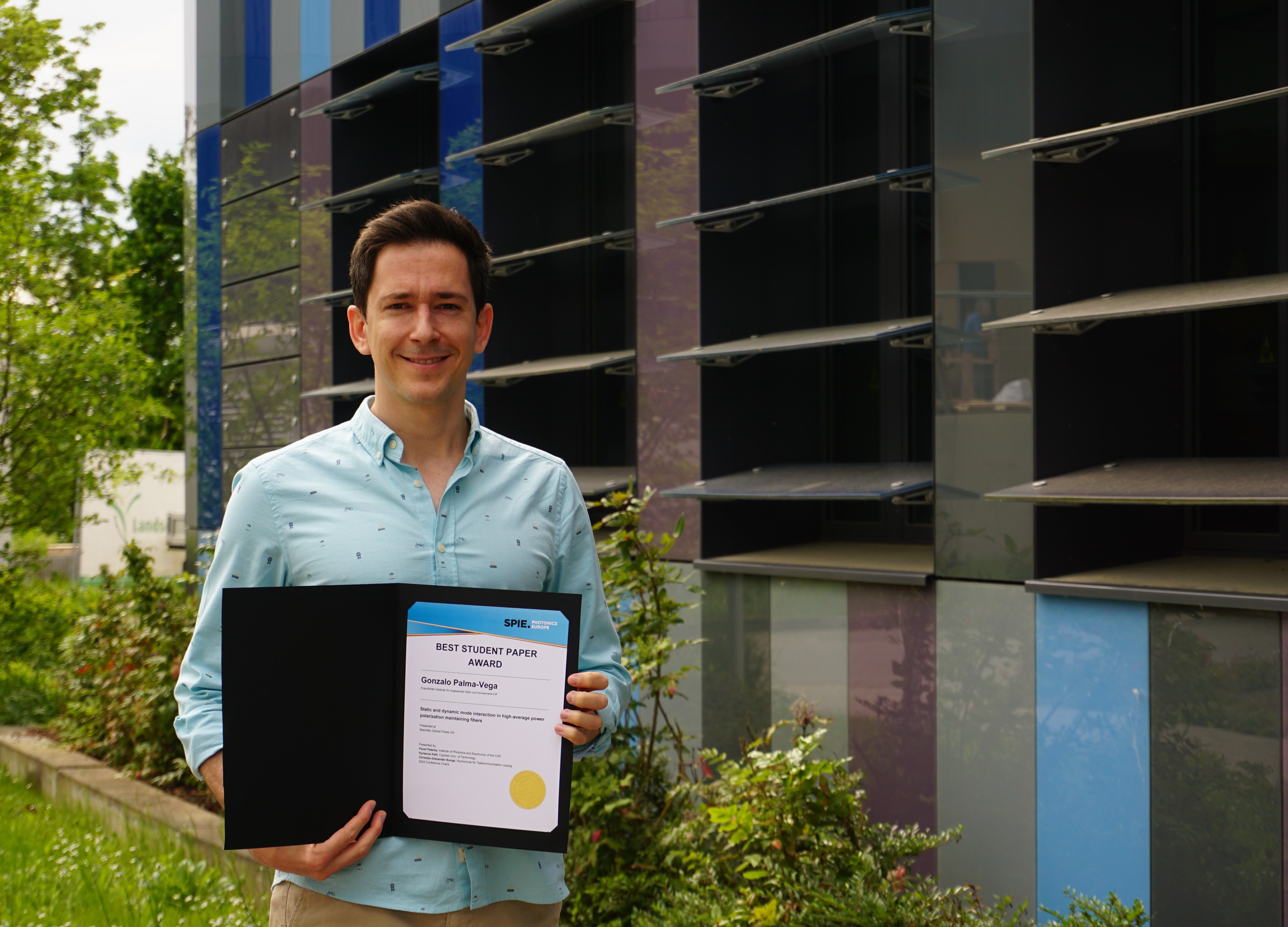 Gonzalo Palma Vega – winner of the “Best Student Paper Award”