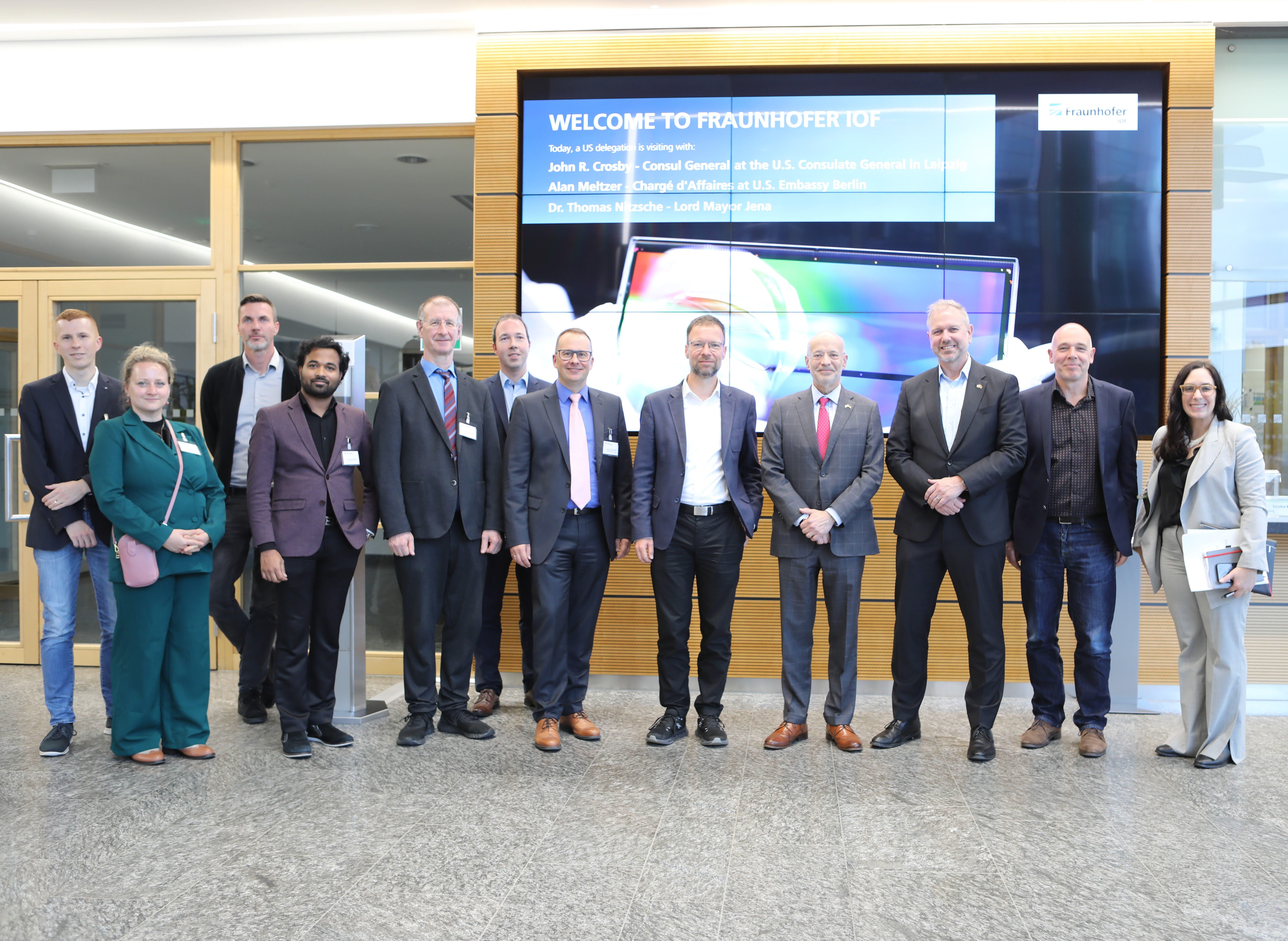 The US diplomats with representatives of the city of Jena and the Fraunhofer IOF 