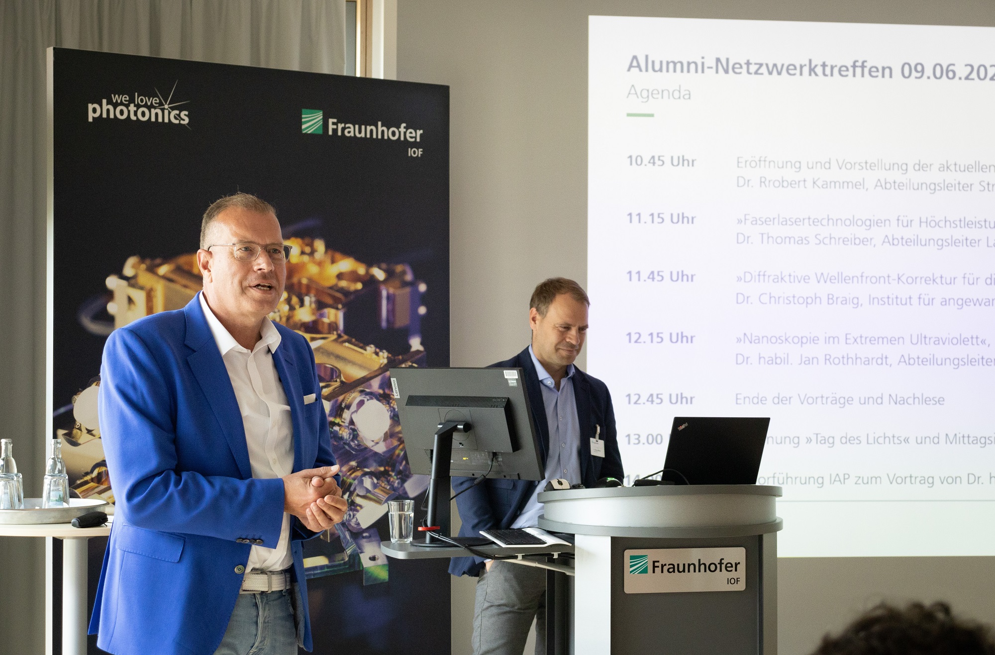 Prof. Andreas Tünnermann, head of Fraunhofer IOF as well as director of the IAP, (front) welcomes the guests