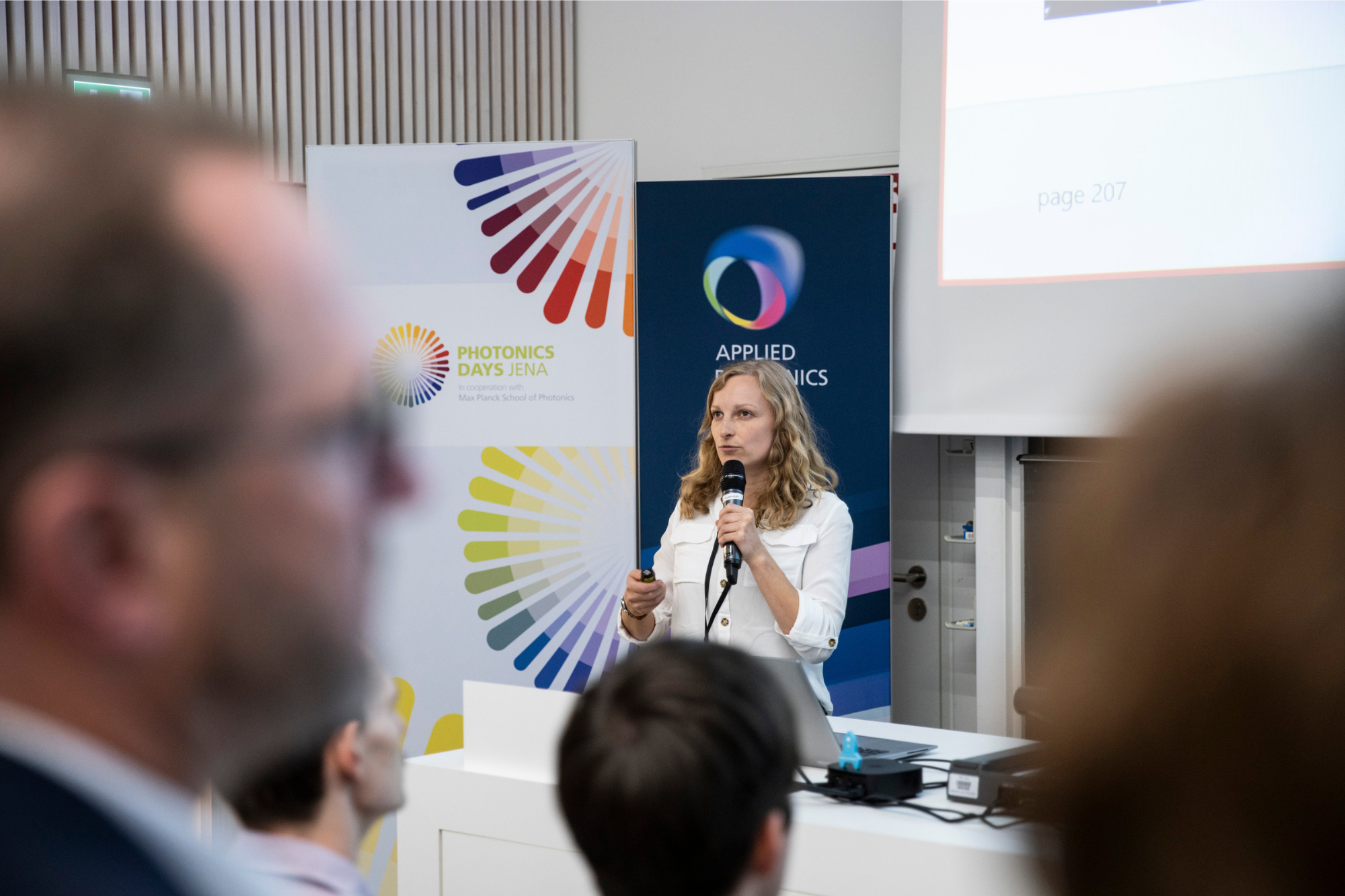 Anne-Sophie Munser presents her dissertation at the Photonics Days Jena 2024.