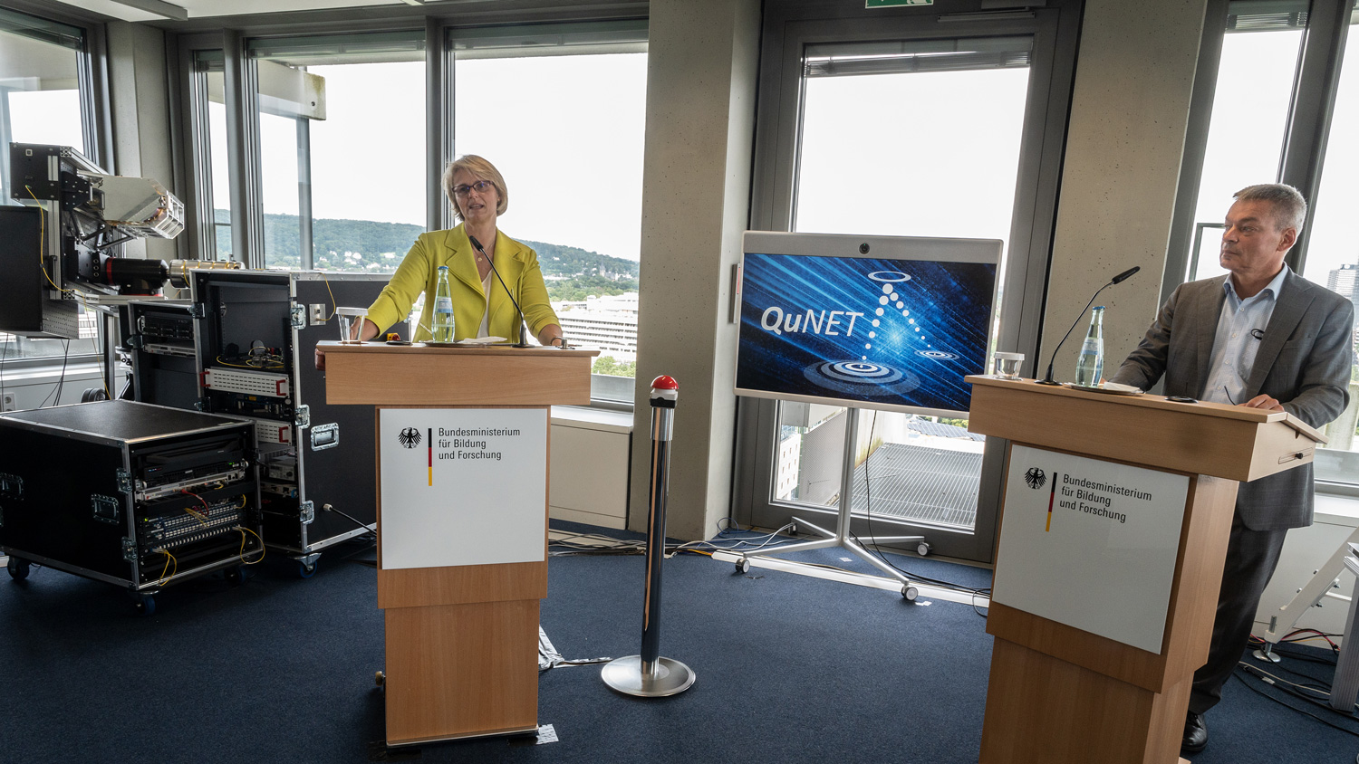 Anja Karliczek (BMFTR) and Martin Schell (Fraunhofer HHI) at the press conference and demonstration of the first quantum-secured video conference between German federal authorities. Anja Karliczek (BMFTR) and Martin Schell (Fraunhofer HHI) at the press conference at BMBF.