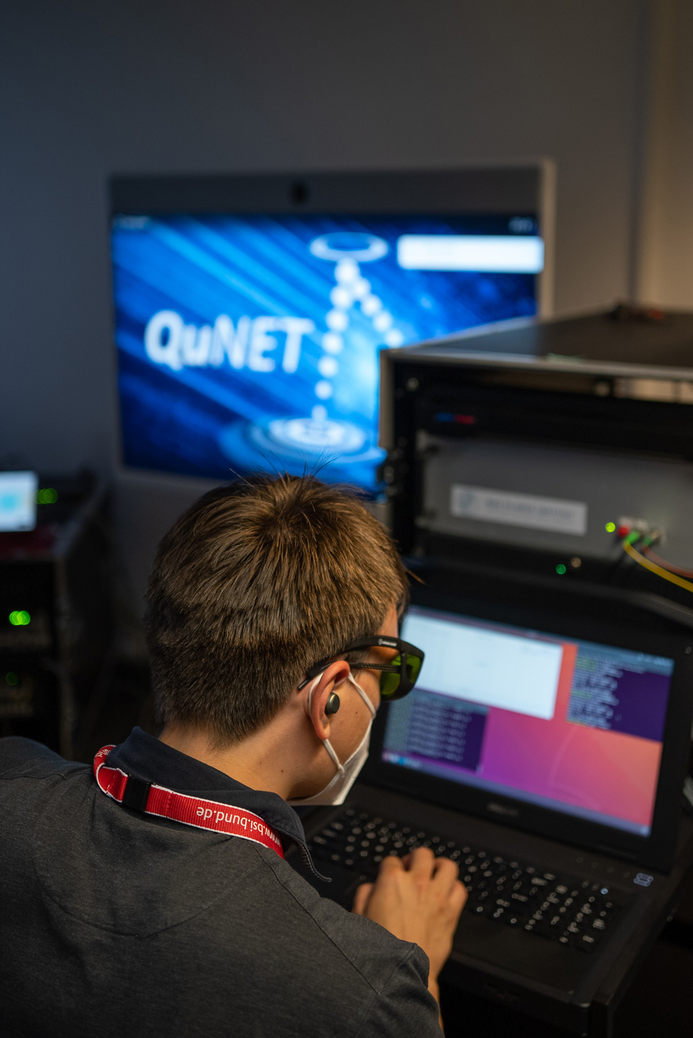 QuNET, an initiative funded by German Federal Ministry of Education and Research (BMFTR), has been developing systems for high-security quantum communication since 2019.  A scientist checks data on a laptop.
