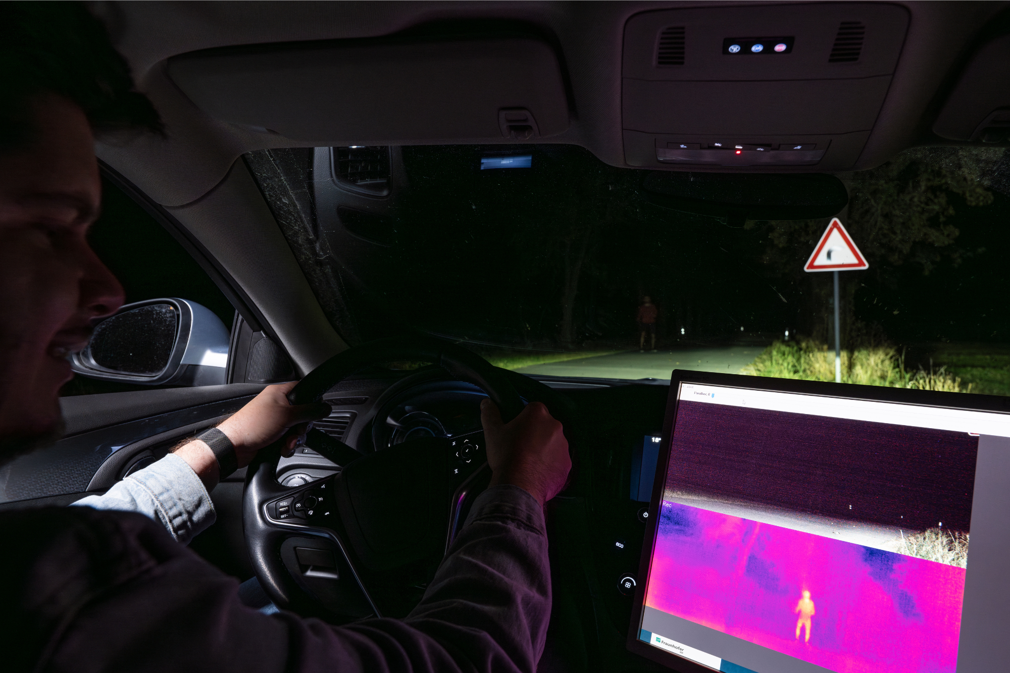 The camera in action: Despite the headlights, the pedestrian at the side of the road is barely visible. Only the thermal imaging camera makes him clearly visible.